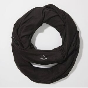 Beyond Yoga Infinity Hidden Pocket Gray Scarf